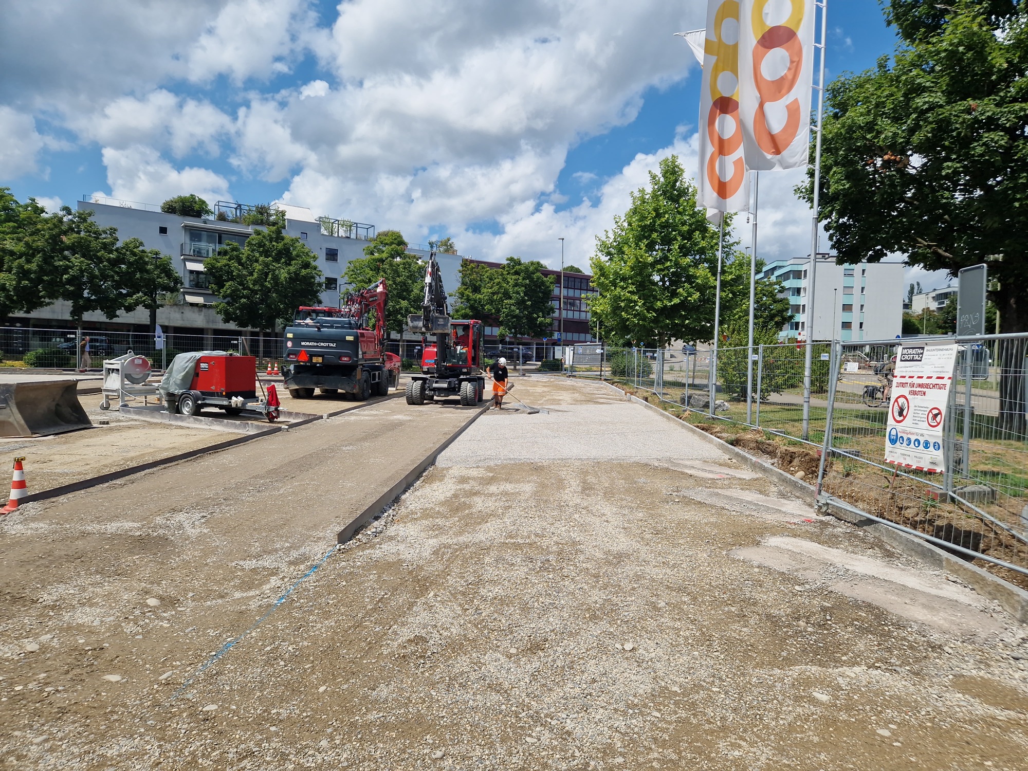 In Oberwil BL wird der Aussenraum des Coop Zentrum erneuert ...