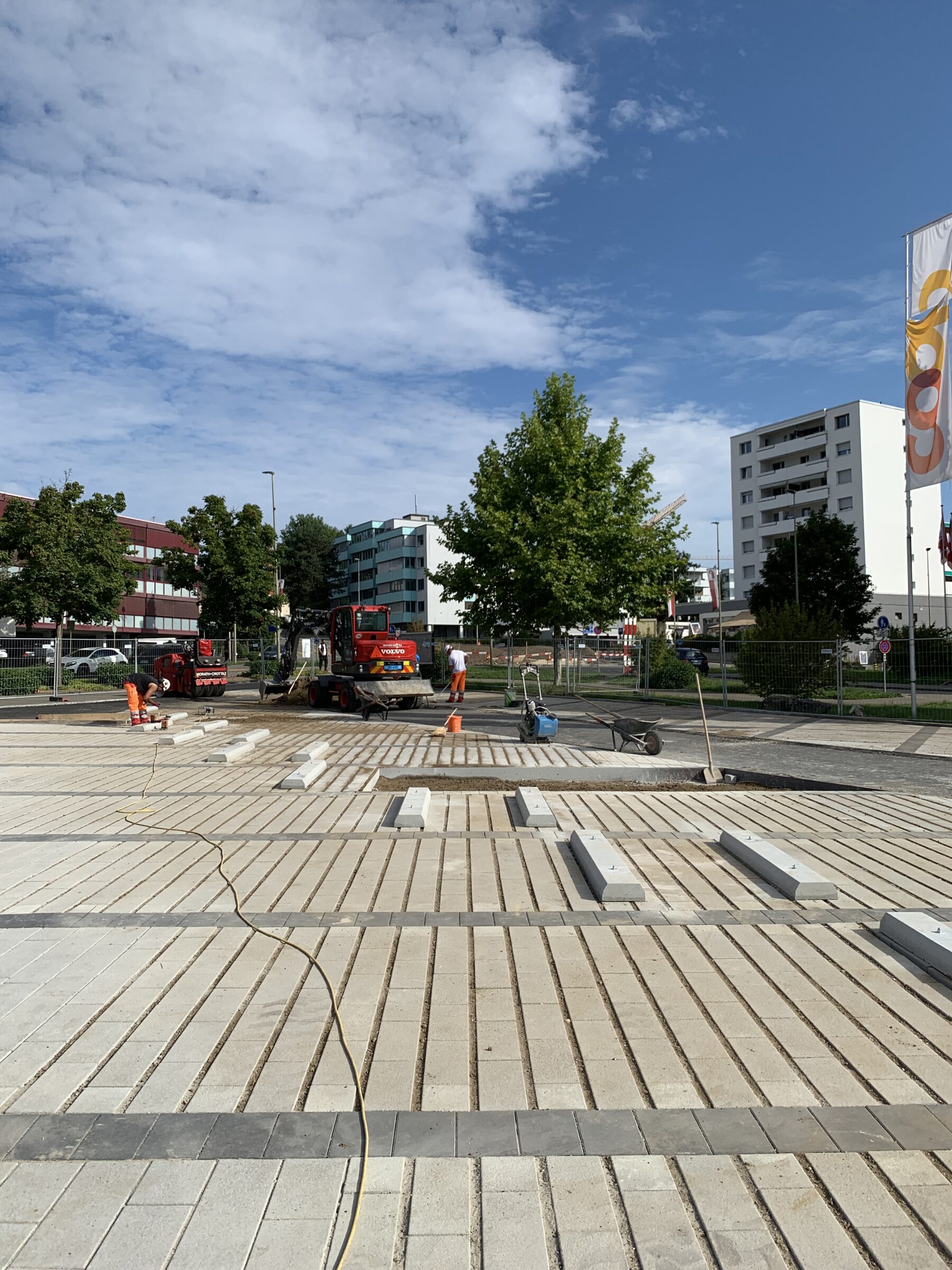 1. Etappe zur Umgestaltung des Aussenraum Coop Oberwil Zentrum abgeschlossen ...
